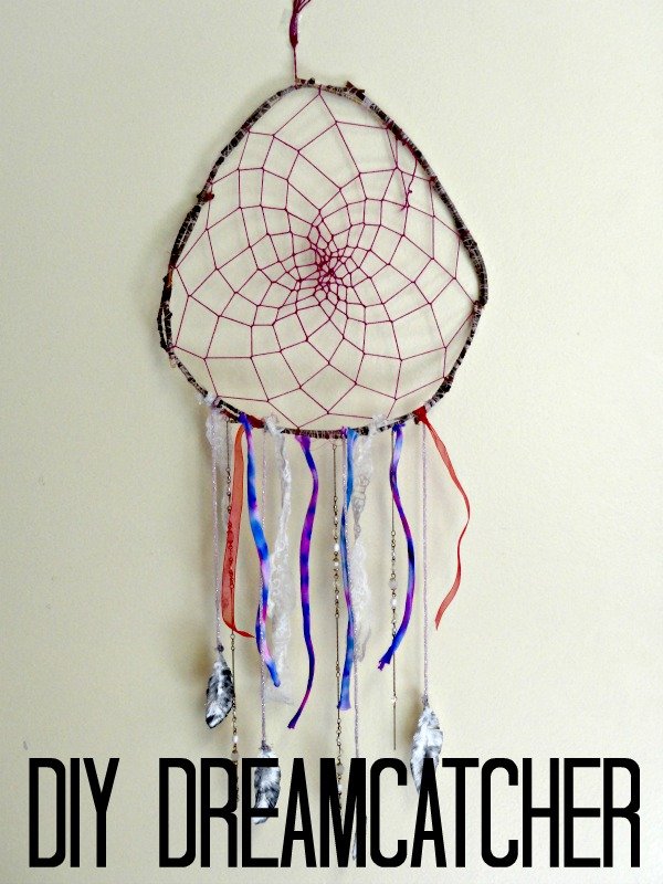 Step by step on how you can make this super easy #DIY dreamcatcher out of materials that you already own. 